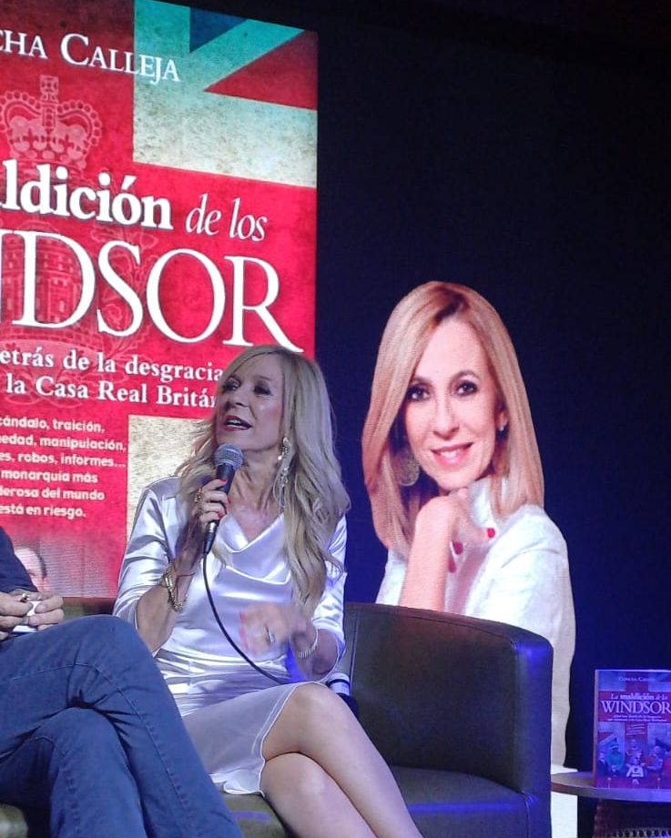 Concha Calleja con micrófono